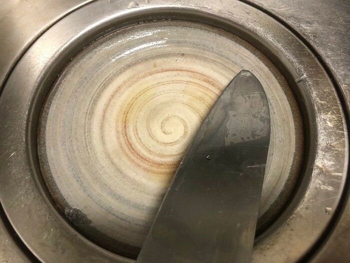 皿の一部と包丁の先端が欠ける