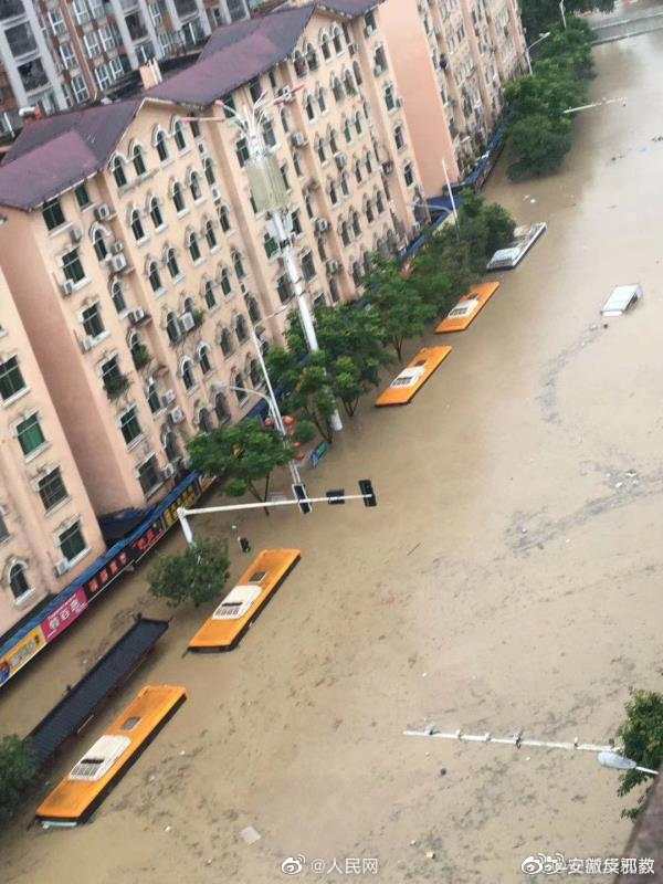 大通りは濁流に呑まれバスの屋根だけが見えている。湖北省恩施市(ウェイボより)