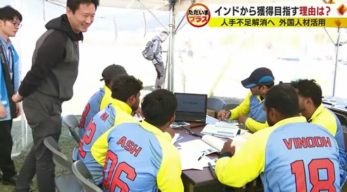 静岡県について説明する県職員