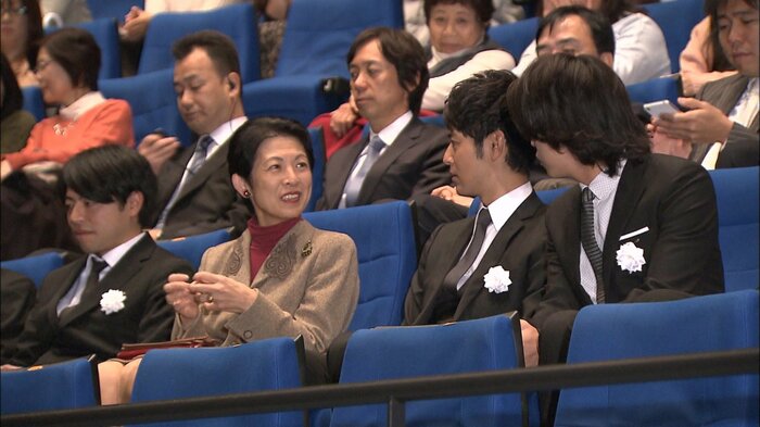 平成26（2014）年　試写会を鑑賞される久子さま