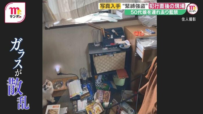 部屋の中にはガラスが散乱