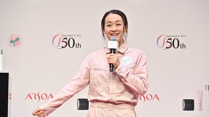 浅田真央のつなぎ姿…ピンク色がよく似合う