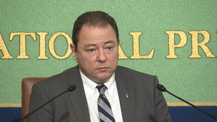 記者会見を行うウクライナのコルスンスキー駐日大使