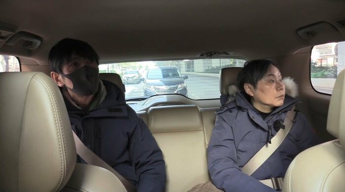 取材車の真後ろには尾行の車(黒色)(1月18日)