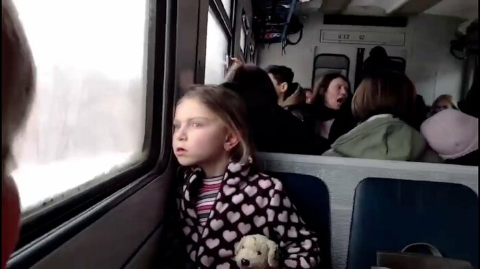列車で避難するレギナちゃん