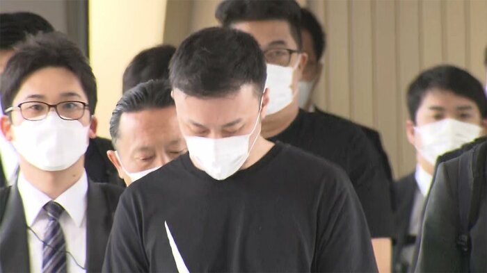 藤田容疑者と今村容疑者は、前後して、航空機から出てきた。