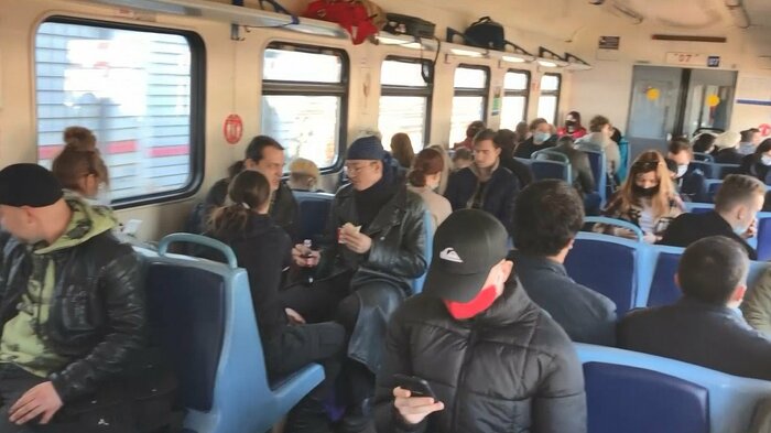 列車の中は3密状態