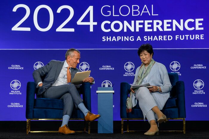 国際会議で東京への投資を呼びかける小池知事(ロサンゼルス)(c)Milken Institute