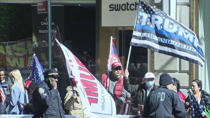トランプタワー前に集まった支持者ら(4月3日)