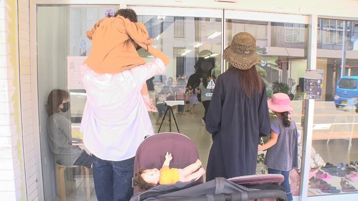 外からFLATをのぞく人たちも