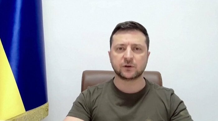 ゼレンスキー氏は各国の議会でオンライン演説。アメリカでは出席議員が総立ちし拍手喝采を送った。
