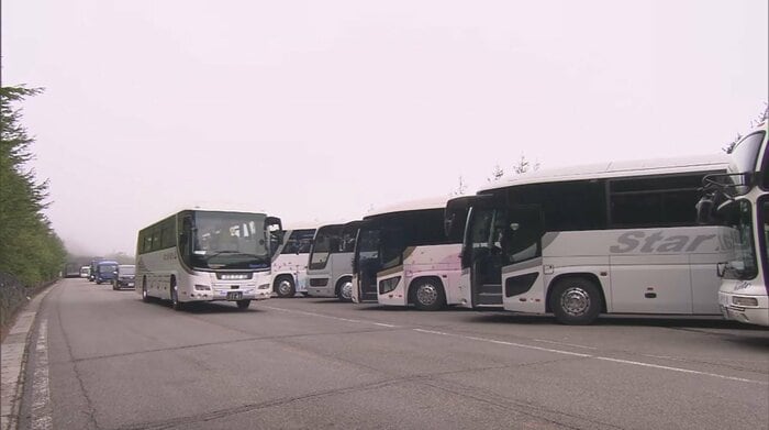 バスで混みあう5合目駐車場