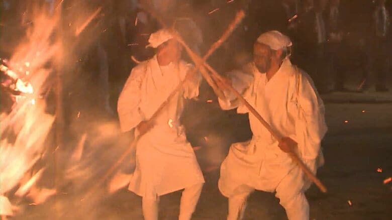 起源や由来が不明の奇祭　国東市で「ケベス祭」　神の化身と“トウバ”によるせめぎあいに歓声　大分｜FNNプライムオンライン