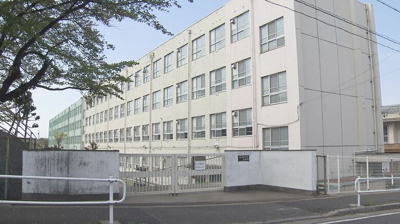 職員室の金庫で保管…小学校で給食費や学校運営費の一部約3万円の盗難被害 防犯カメラに“目出し帽の人物”｜FNNプライムオンライン