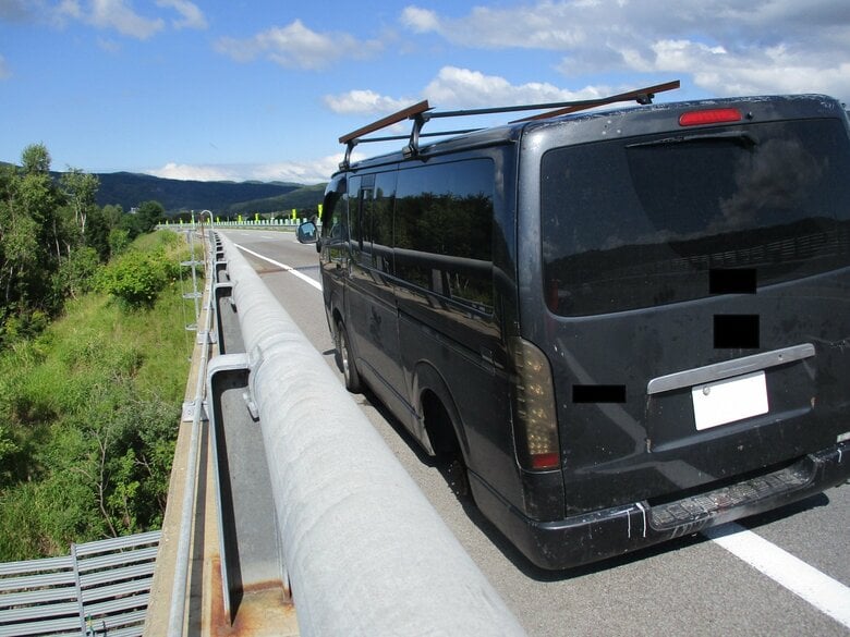 【タイヤ脱落】高速道路走行中に…乗用車から”タイヤ脱落”中央分離帯に衝突し路肩まで跳ね返る→ケガ人なし―警察は強く呼びかけ「日常的な点検の徹底を」〈北海道深川市〉｜FNNプライムオンライン