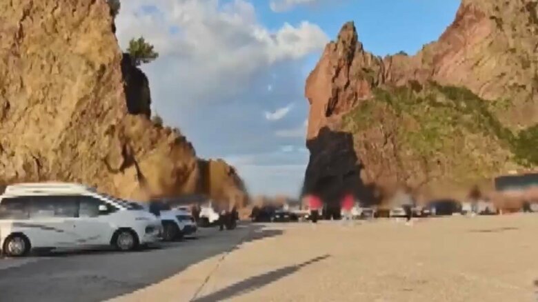 観光客の目の前で崩落…韓国人気スポット「亀岩」崩れ4人ケガ　島の危険地域”6割以上”が未整備｜FNNプライムオンライン