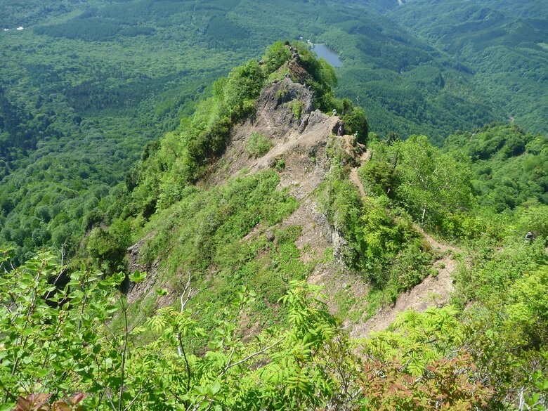 戸隠山の難所「蟻の塔渡り」付近で滑落　千葉県の女性（71）をヘリコプターで救助　約2m滑落、木か何かに引っかかっていた状態で発見　首や胸、腰の痛み訴える　8人パーティで登山、山岳ガイドから110番通報｜FNNプライムオンライン