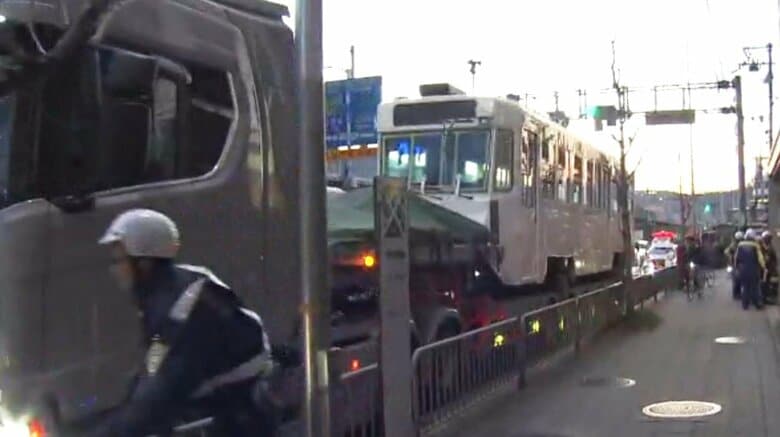 鉄道車両を移送中のトレーラー左折時に荷台部分が大きく“ふくらみ”バスに衝突したか　バスには乗客40人けが人なし｜FNNプライムオンライン