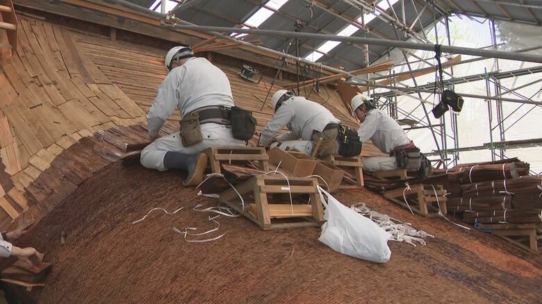 創建673年と伝わる…国の重要文化財『足助八幡宮本殿』の修理現場を特別公開 伝統工法・檜皮葺き屋根の葺き替え｜FNNプライムオンライン