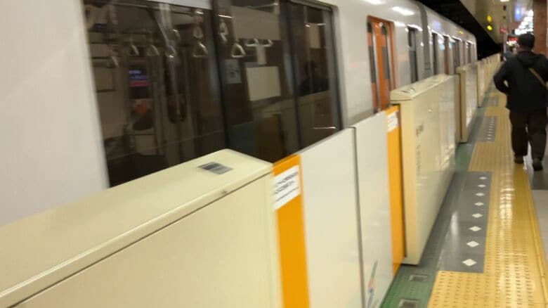 「男性が線路に降りて反対側のホームへ渡っていった」南北線で線路内立ち入り―大通駅で可動式ホーム柵乗り越え…4本が運休・最大35分の遅れが発生し約2200人に影響｜FNNプライムオンライン