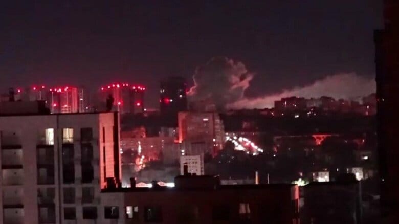 ロシアが住宅街やウクライナ最大級データセンターなど攻撃　子ども2人含む20人ケガ　ウクライナもロシアの製油所などドローン攻撃｜FNNプライムオンライン