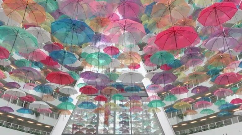 梅雨でも気分は晴れやか ホテル京セラの「アンブレラスカイ」、1400本の傘が空間を彩る|FNNプライムオンライン