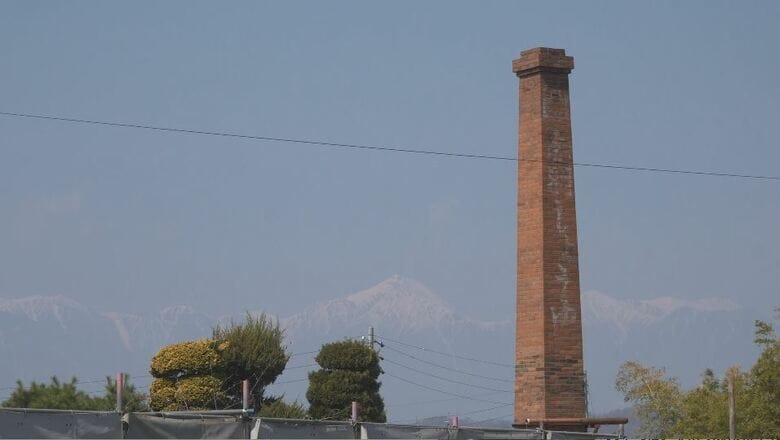 穏やかな青空に…　地域に100年建ち続けた煙突が最後の姿　赤レンガ高さ約20メートル　取り壊し前に住民が別れ惜しむ　　　｜FNNプライムオンライン