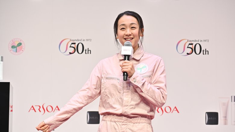 浅田真央のつなぎ姿…ピンク色がよく似合う