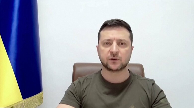 ゼレンスキー氏は各国の議会でオンライン演説。アメリカでは出席議員が総立ちし拍手喝采を送った。
