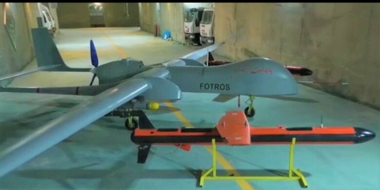 イラン国産ドローン「カエム-5」か?手前の赤い飛翔体は不明。