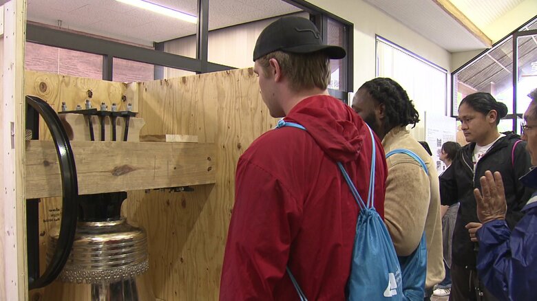 アメリカの学生も見物に訪れた