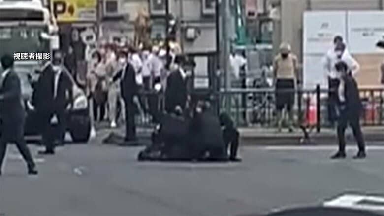 取り押さえられる山上徹也容疑者