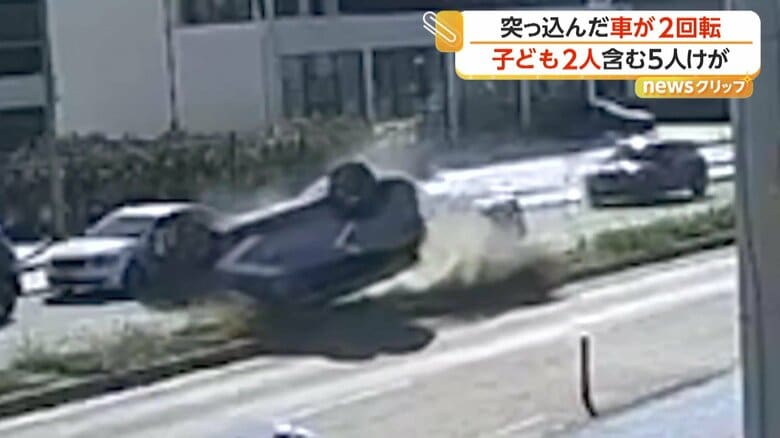 駐車列の中から動き出した車に走ってきた別の車が衝突する瞬間（トルコ・テキルダー）（2）