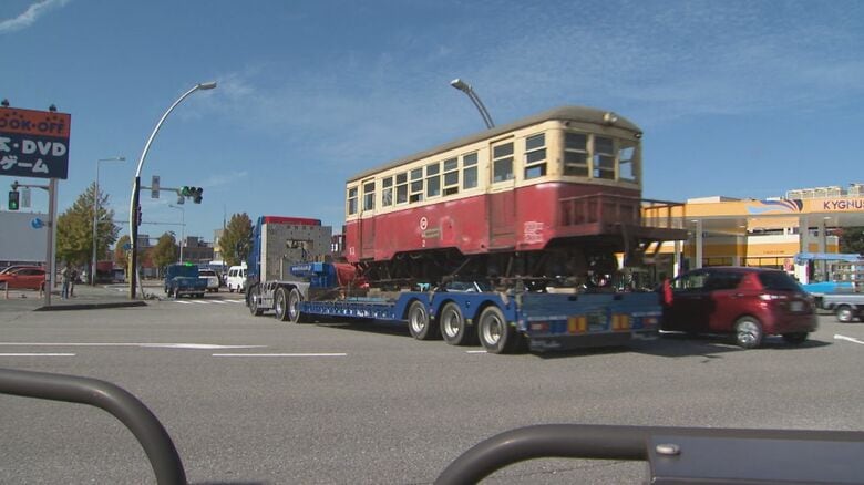 市内を移動する列車