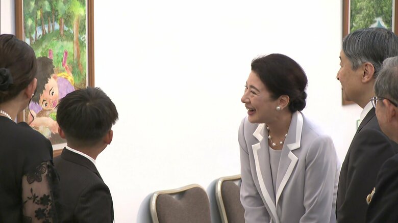 ポスター原画コンクールの入賞者らと懇談される天皇皇后両陛下