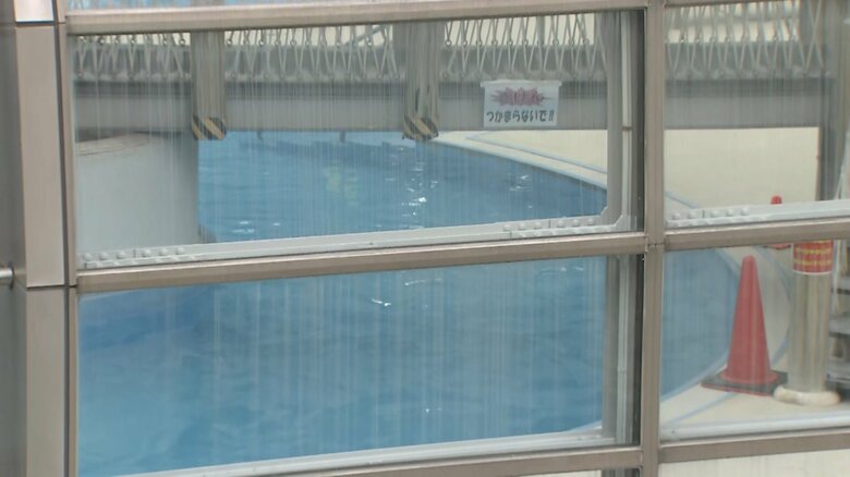 薬品の誤投入が起きた温水プール。利用者ら200人が避難したという。