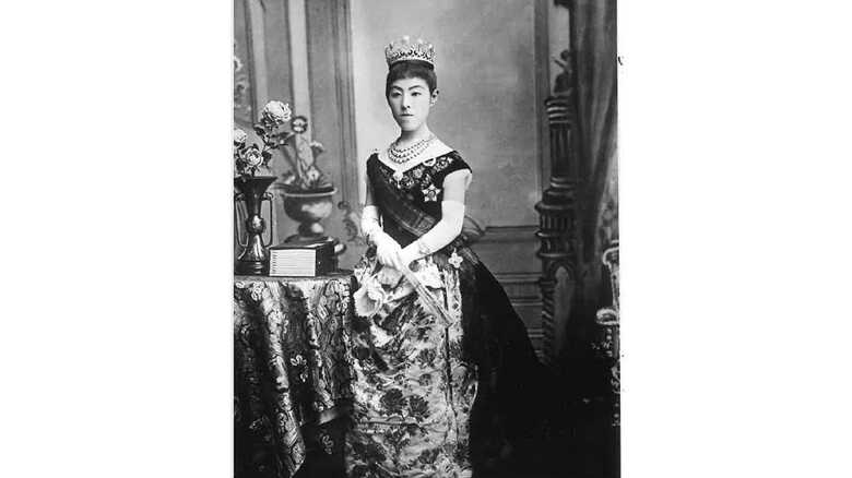 大礼服姿の昭憲皇太后、ティアラに輝く9つの星は取り外し可能