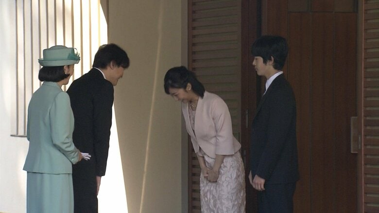 佳子さま、悠仁さまの見送りを受けられる秋篠宮ご夫妻（午前8時半ごろ 秋篠宮邸）