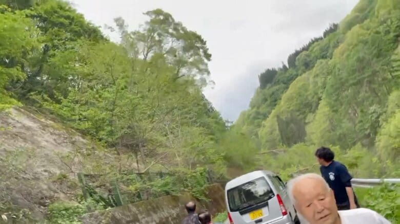 林道脇の斜面から土砂とともに、大きな木々が崩れ落ちる一部始終①