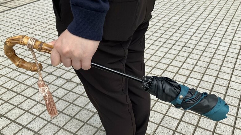 危ない持ち方は避けよう（特集班撮影）