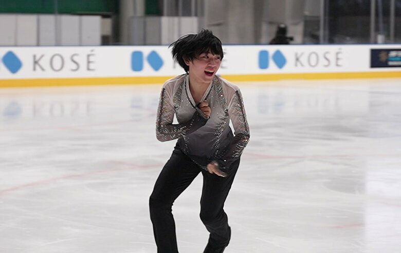 4回転サルコーを着氷させ笑顔を見せる高橋