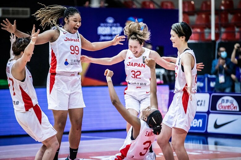 歓喜に湧く女子日本代表©fibaasiacup
