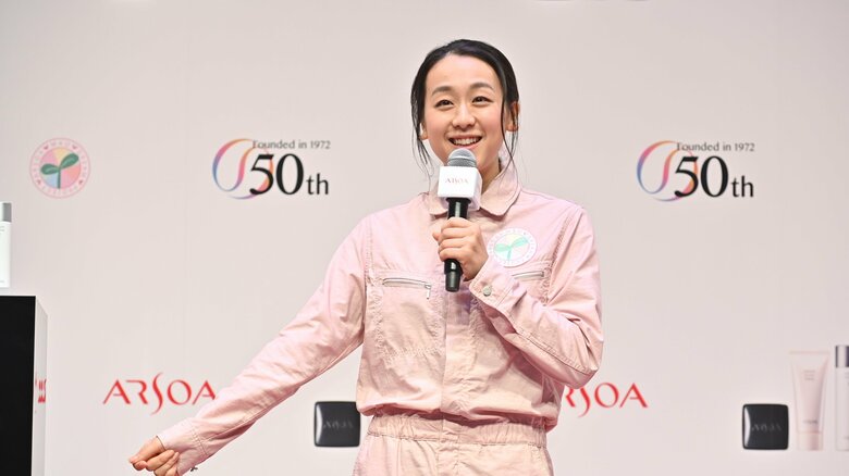 浅田真央のつなぎ姿…ピンク色がよく似合う