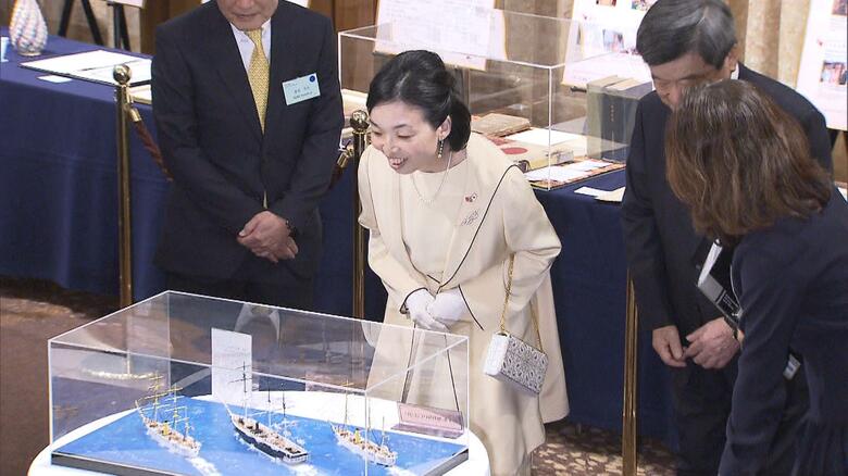 模型をご覧になる彬子さま