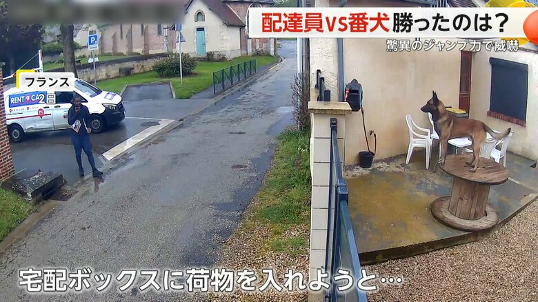 宅配ボックスに荷物を入れようとゆっくりと近づく配達員