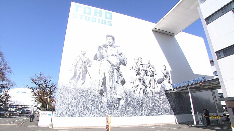東宝スタジオのメインゲートには「七人の侍」の巨大な壁画が施されている