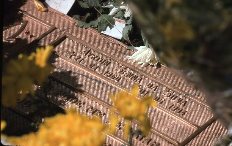 墓標には「AYRTON SENNA DA SILVA」と刻まれている