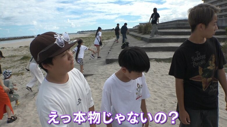 絵を見にきた中学生の兄弟も驚きを隠せない