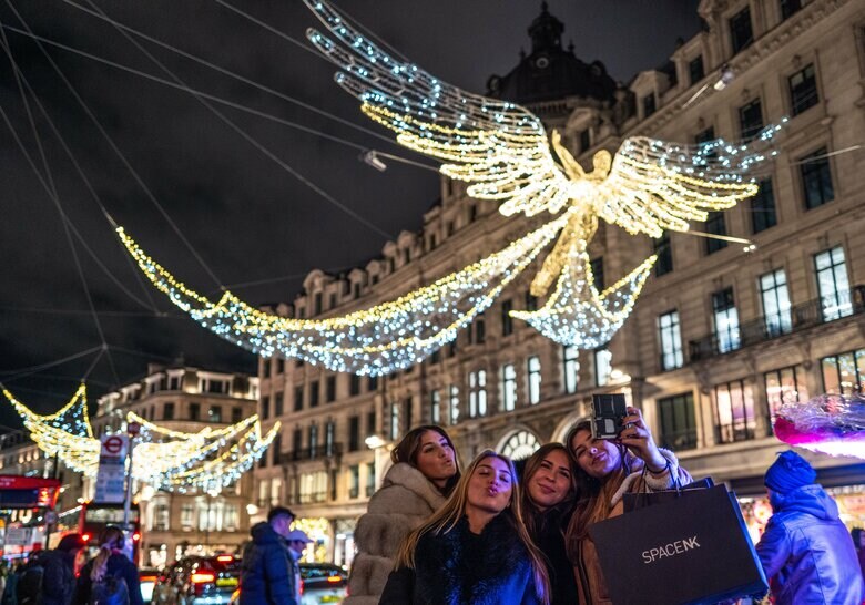天使が飛ぶリージェントストリート （撮影：中島佑馬）