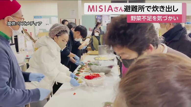 炊き出しをするMISIAさん